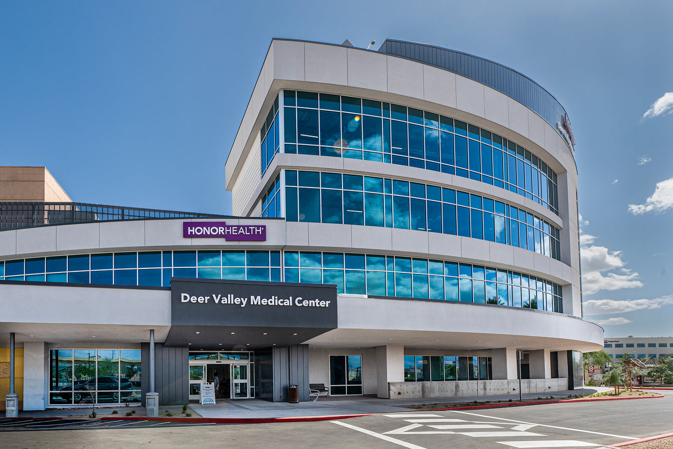 Exterior shot of HonorHealth Deer Valley Medical Center with a blue sky background.