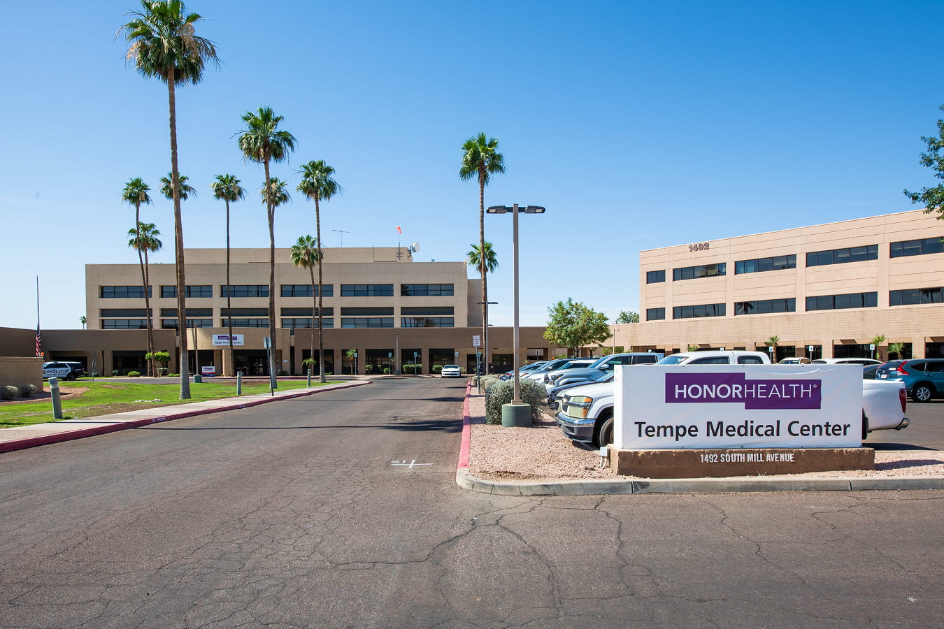 Exterior shot of HonorHealth Tempe Medical Center with a blue sky background.